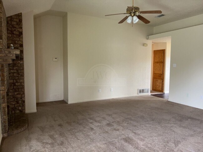 Foto del edificio - 4004 Riverrock Dr