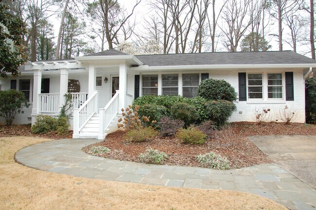 Foto del edificio - 2612 Winding Lane Northeast