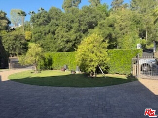 Building Photo - 1148 San Ysidro Dr
