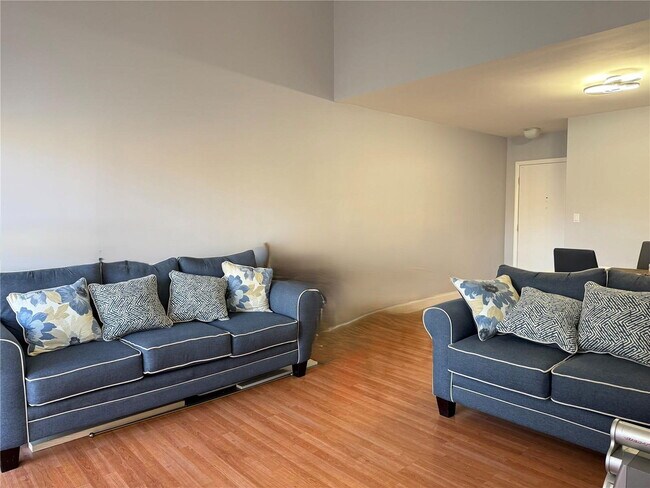 Building Photo - 9725 Fontainebleau Blvd