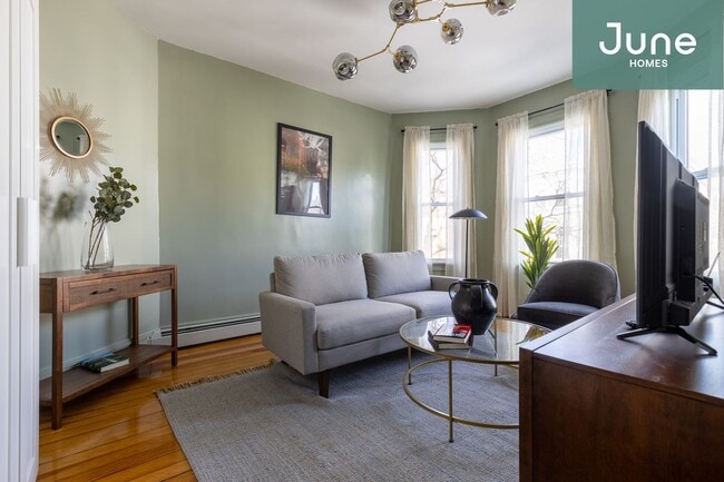 Building Photo - ROOM ONLY in 4-bed/1.0-bath Home