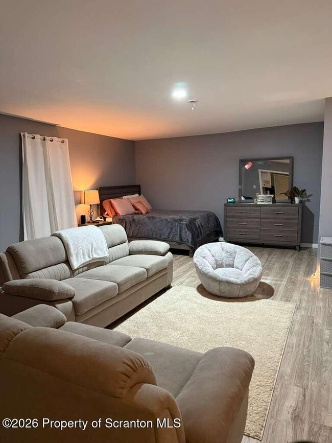 Building Photo - 125 N River St