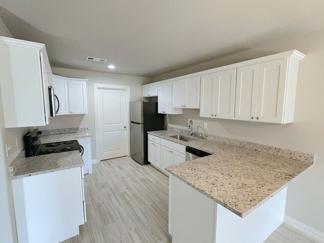 Building Photo - Charming 3 bedroom 2 bathroom duplex in Si...
