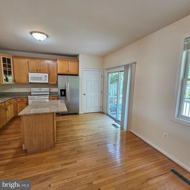 Building Photo - 61 Sire Way