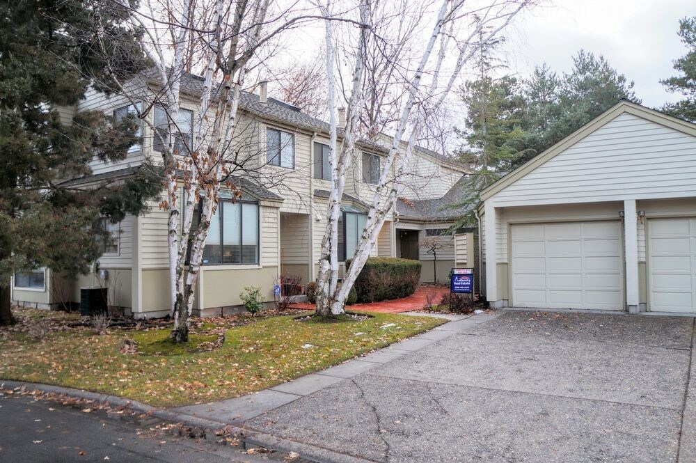Primary Photo - Beautiful Townhouse in River Run Subdivision