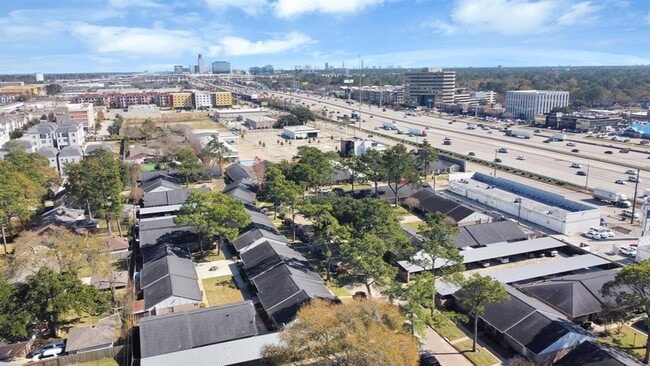 Foto del edificio - 1016 W Tri Oaks Ln