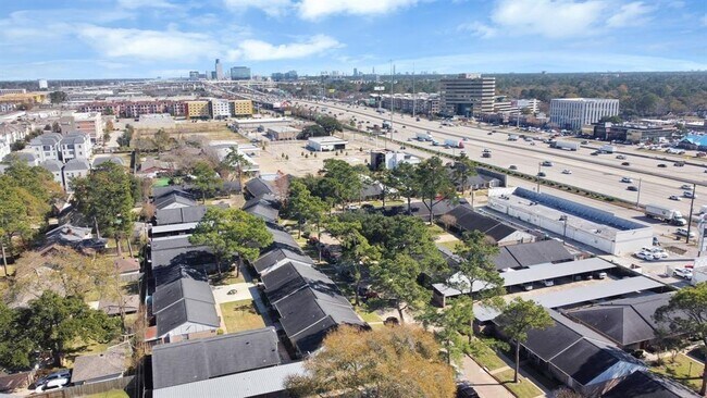 Building Photo - 1016 W Tri Oaks Ln