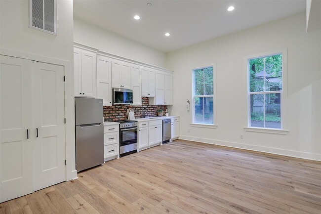 Building Photo - Charming 1BR in the Heart of Olde Towne Clinton