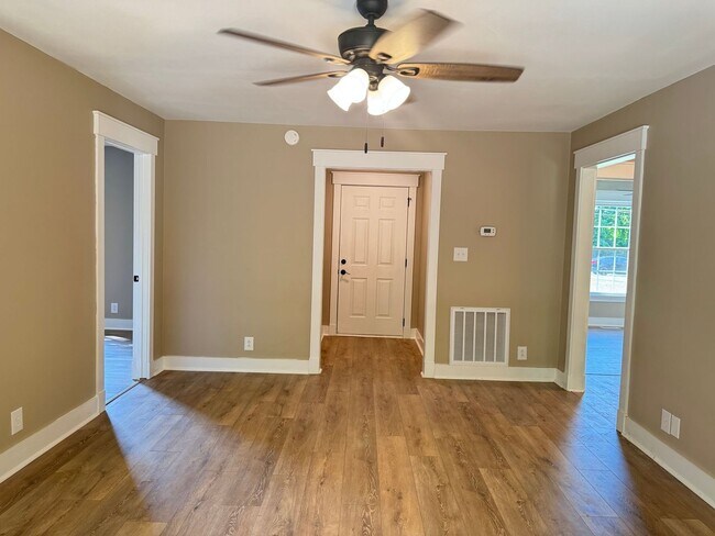 Building Photo - Great Location! 3Bd/2Ba Remodeled Home on ...