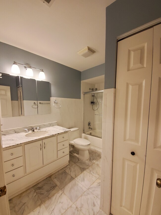 Building Photo - 1002 Castilian Ct