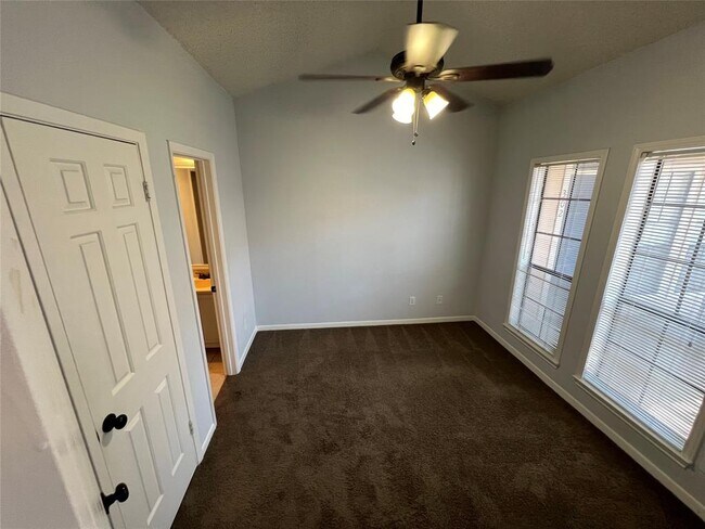 Building Photo - 711 W 21st St