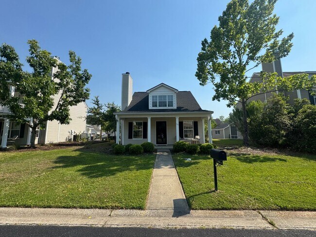 Foto del edificio - Three Bedroom Two Bathroom Coming Available In June!!