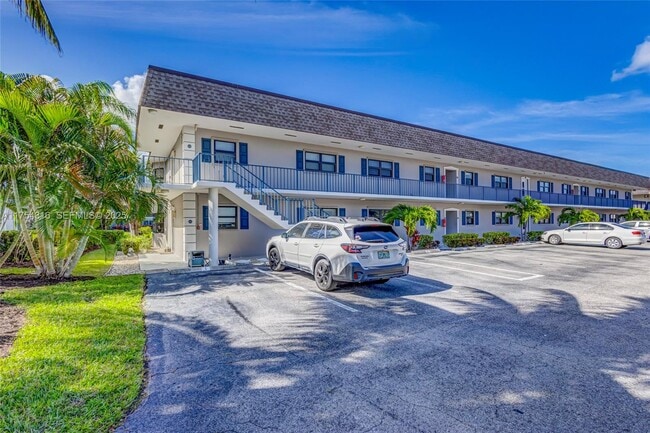 Building Photo - 755 Saturn St