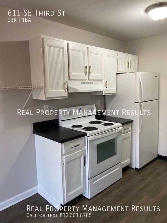 Building Photo - 611 SE Third St-