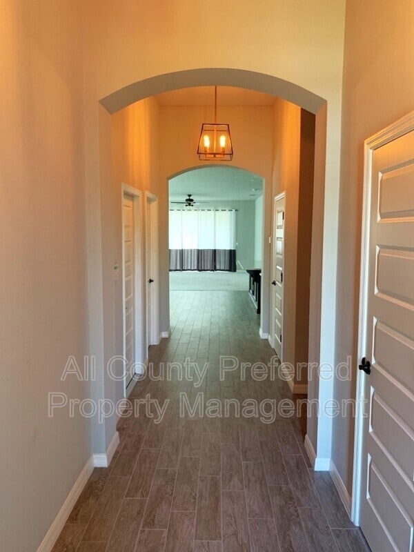 Building Photo - 2831 Casterton Dr