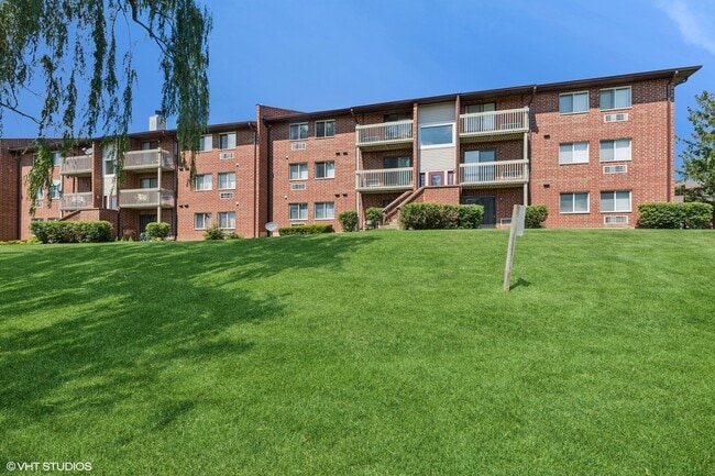 Building Photo - 940 N Lakeside Dr