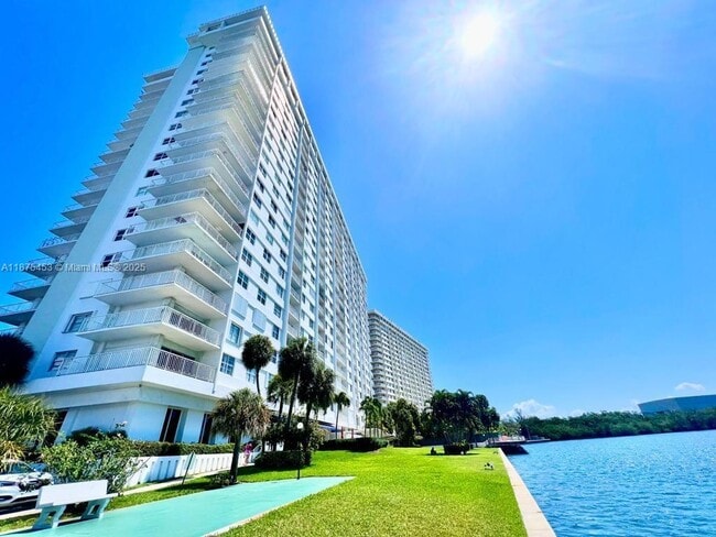 Foto del edificio - 500 Bayview Dr