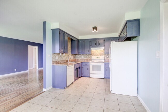 Foto del edificio - Charming Ranch Style Home with Hardwood Flooring Within Minutes to Fort Campell