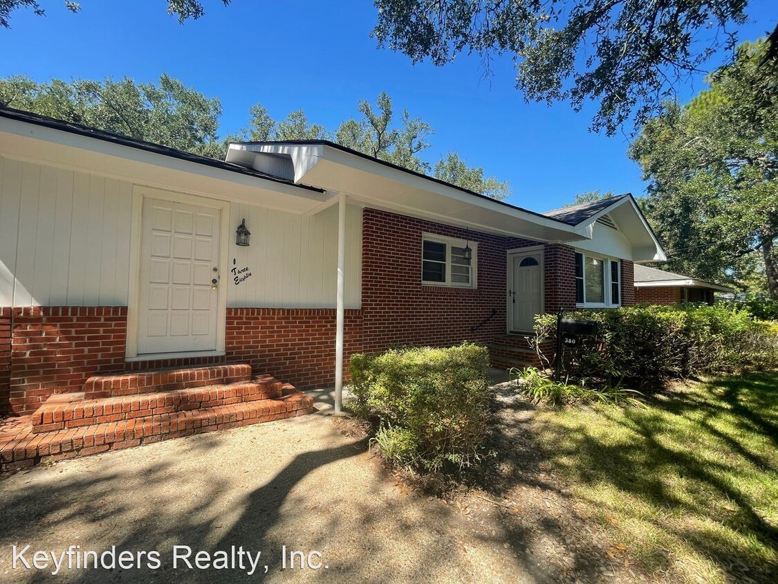 Primary Photo - 2 br, 1 bath House - 380 S. Fairfax Dr.