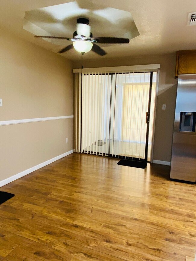 Foto del edificio - AVAILABLE NOW!!