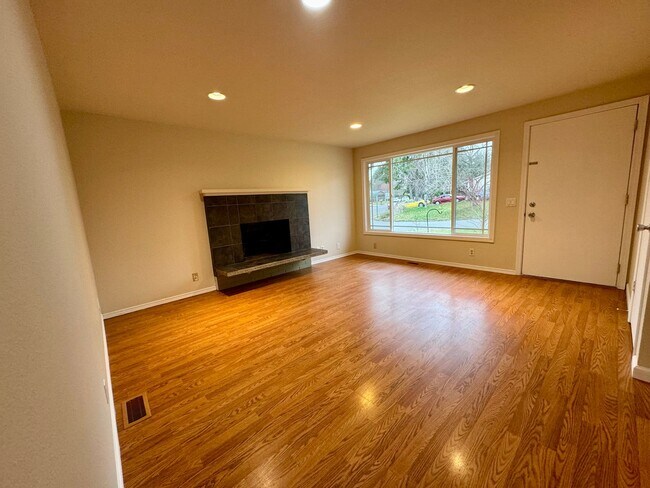 Building Photo - Charming 4Bd/2Ba Kirkland Home with Large ...