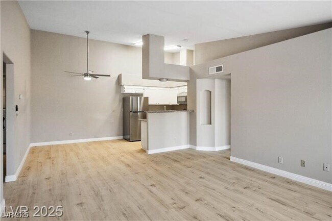 Foto del edificio - 1575 W Warm Springs Rd