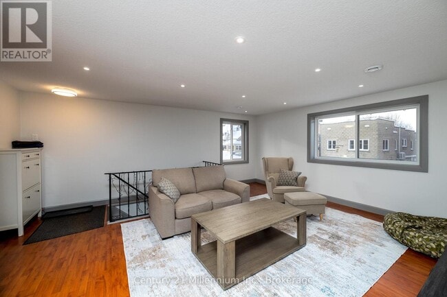 Photo du bâtiment - 413 Queen St S