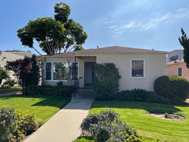 Building Photo - 3 bedroom, 2 bath detached house with larg...
