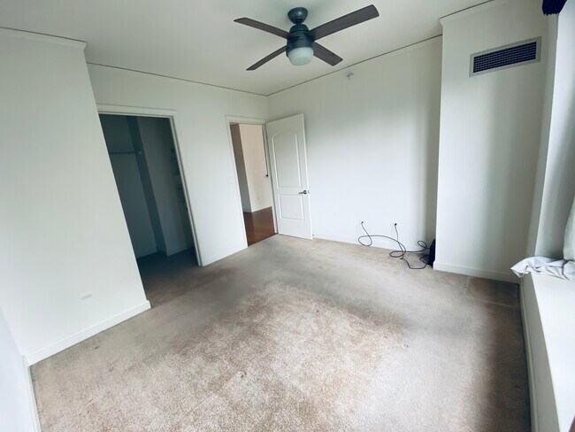 Building Photo - 420 E Waterside Dr