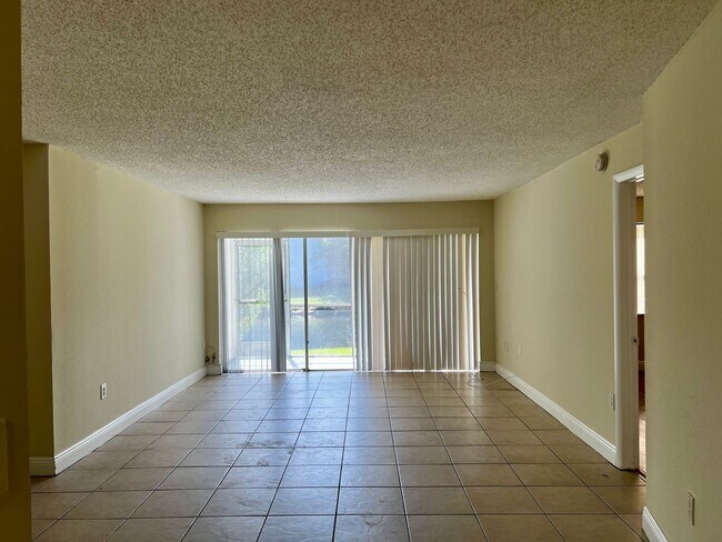 Building Photo - Springcrest Condo - 114