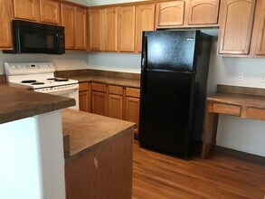 Building Photo - 520 River View Dr