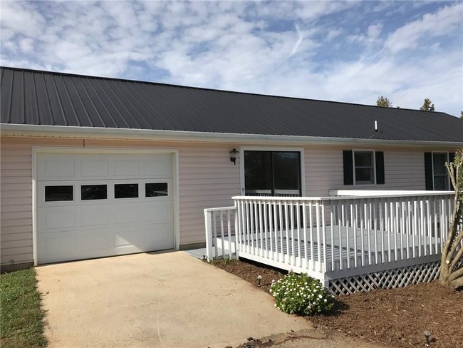 Building Photo - 131 Lake Dr
