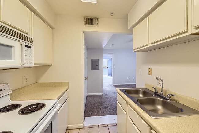 Building Photo - "Charming 1-Bedroom Haven in Austin's Hear...