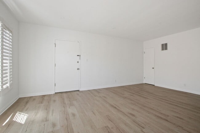 Building Photo - 943 6th St