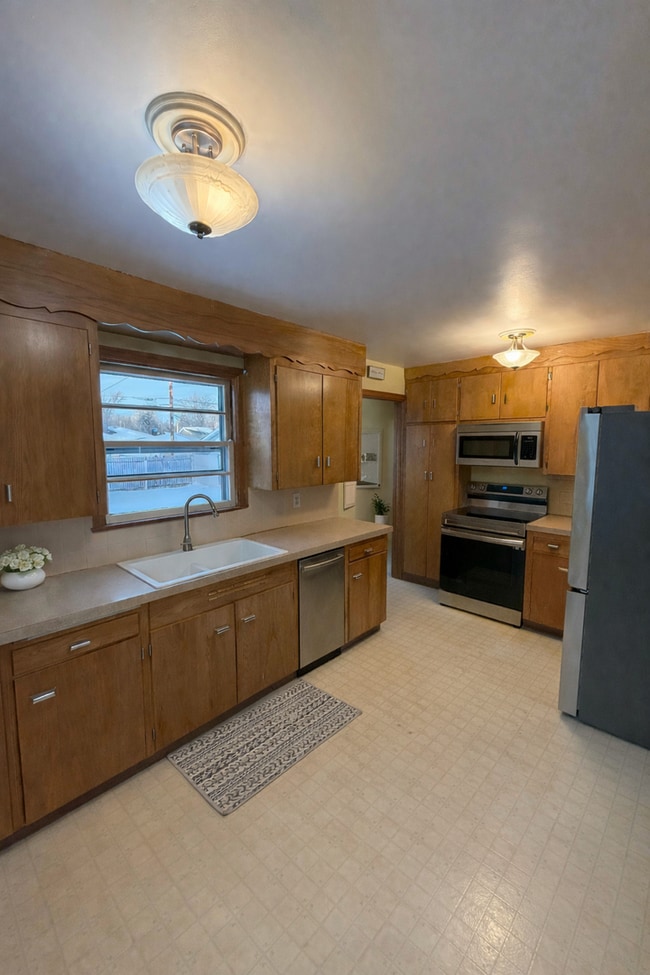 Building Photo - AVAILABLE NOW! - 2 Bed 1 Bath Home! Get 1/2 Off Your First Months Rent!