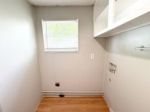 Building Photo - 32 Woodlawn Dr
