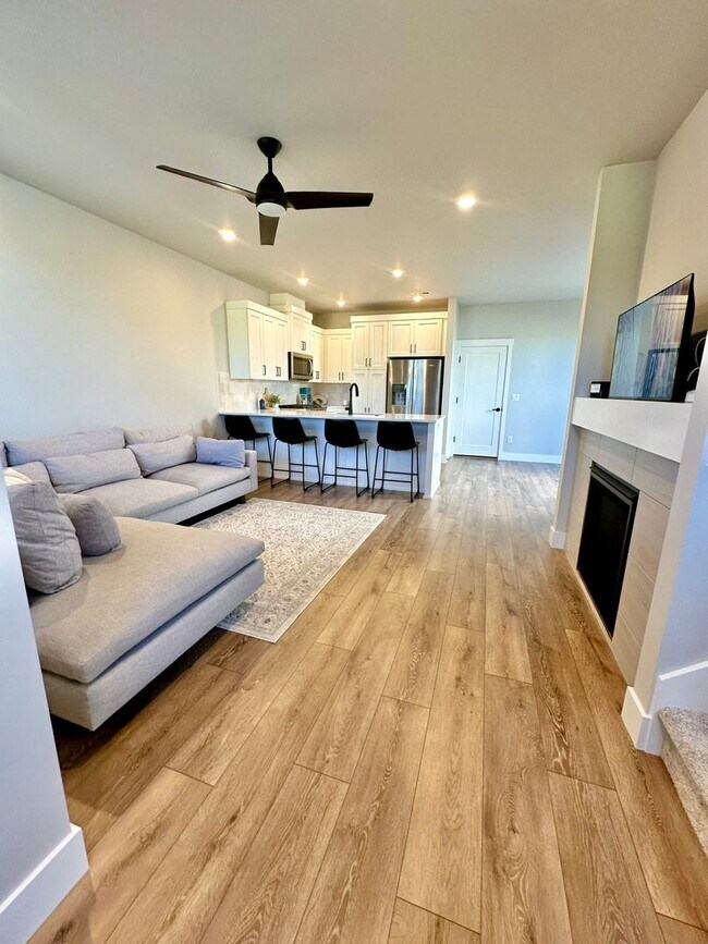 Foto del edificio - Beautiful 3 bdrm end unit townhome with side yard available in Petrosa.