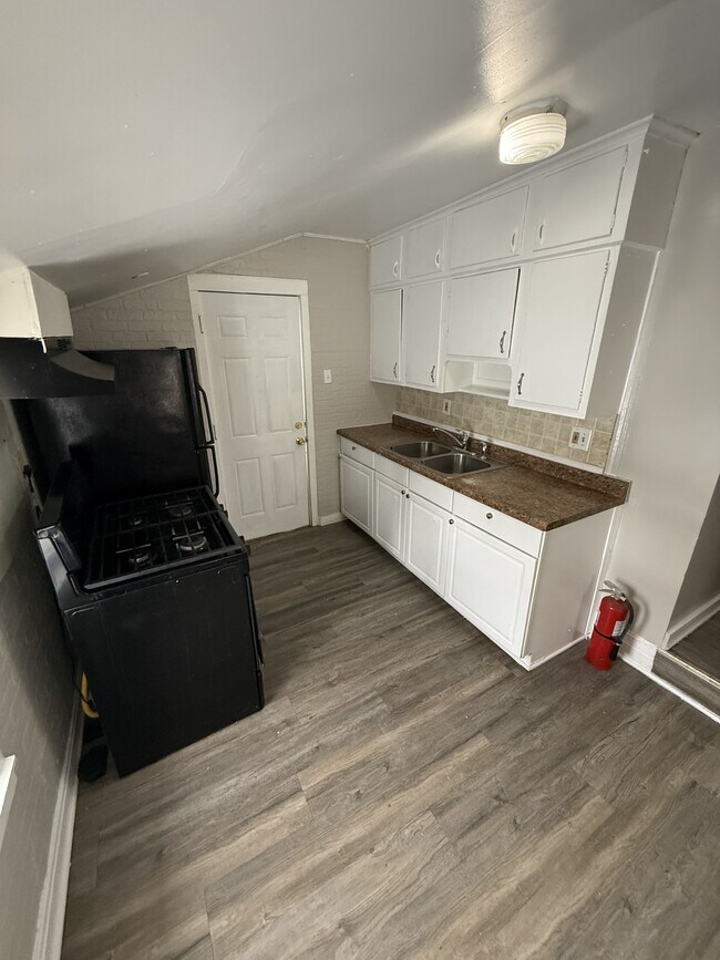 Building Photo - 473 Sherburne Ave