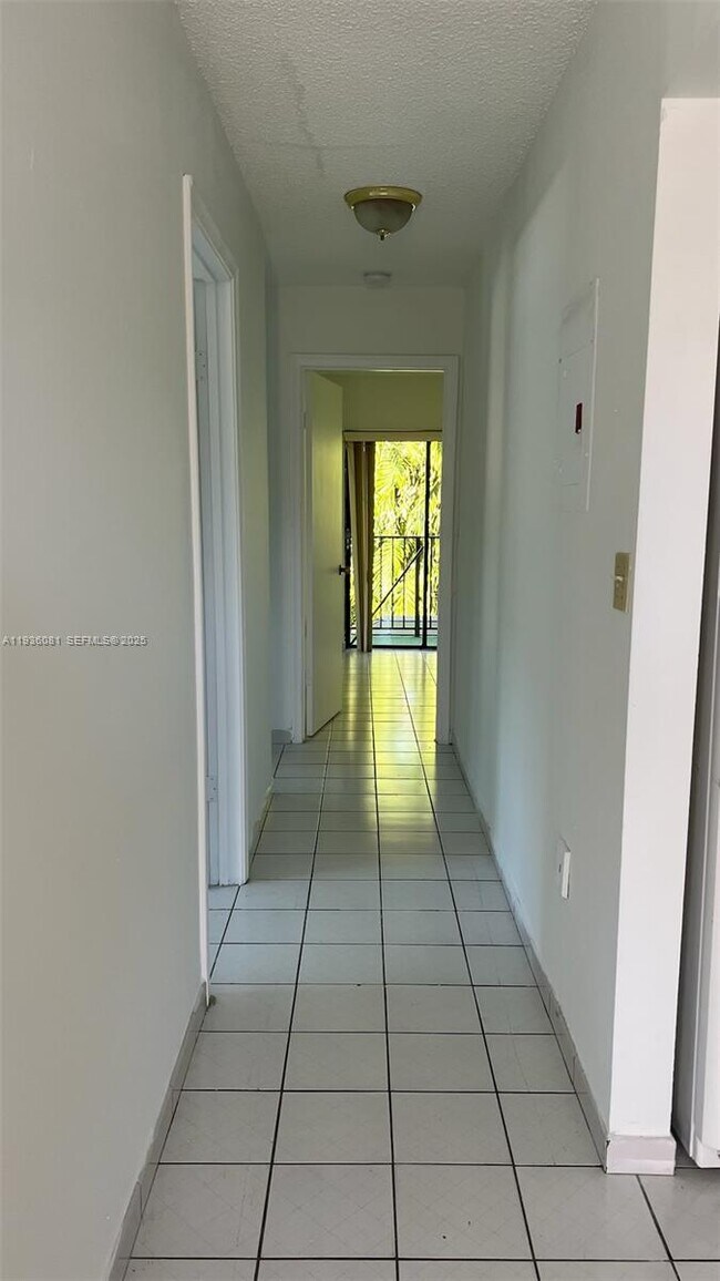 Foto del edificio - 1745 W 58th St