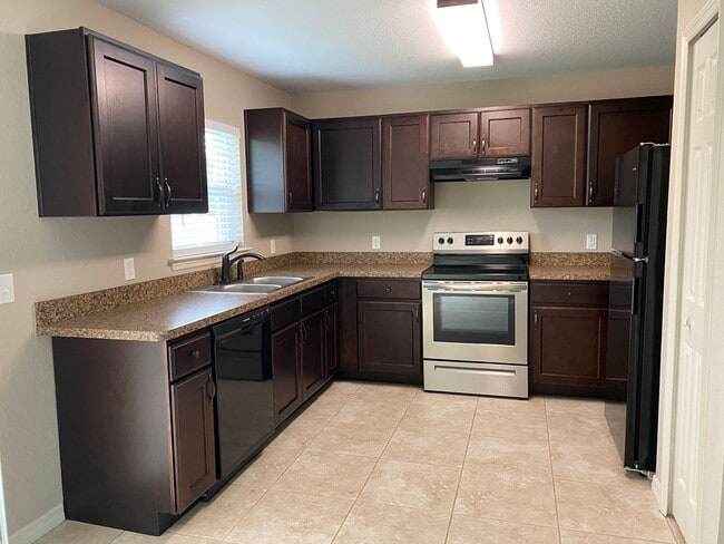 Building Photo - Impeccable Rental