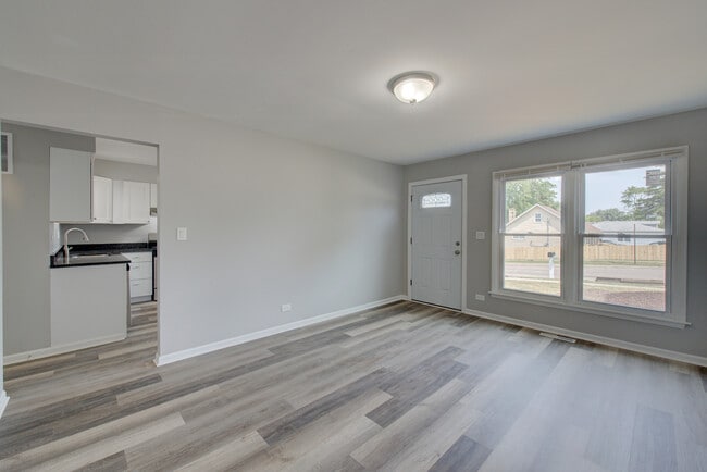 Building Photo - 405 Woodland Dr