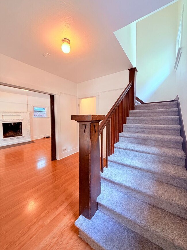Building Photo - 2031 Eastlake Ave E