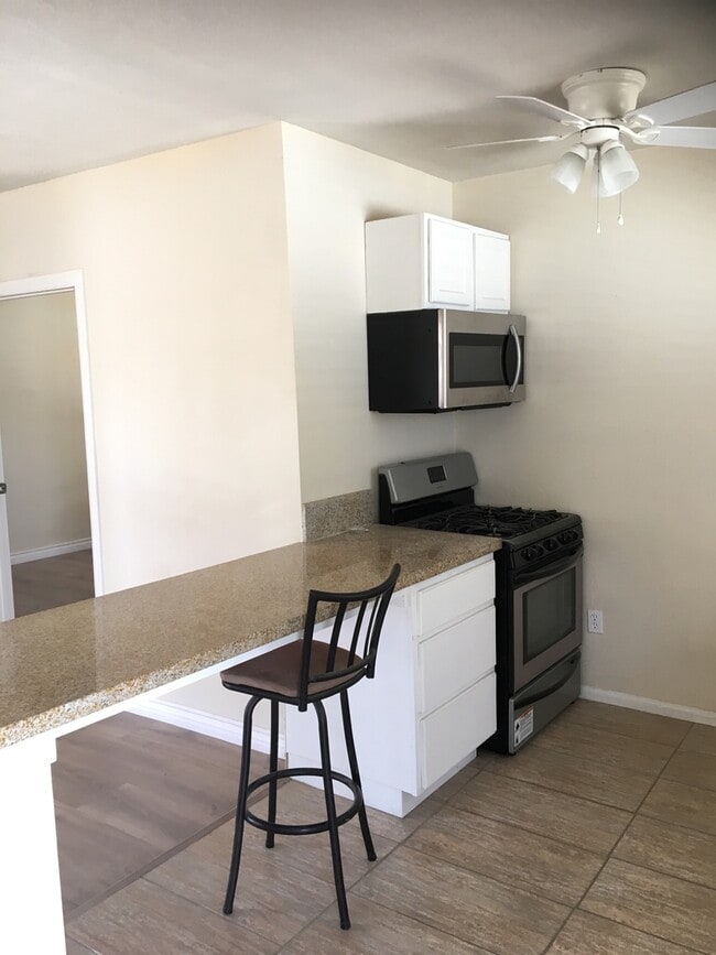 Building Photo - 1 Bedroom, 1 bath guesthouse with yard
