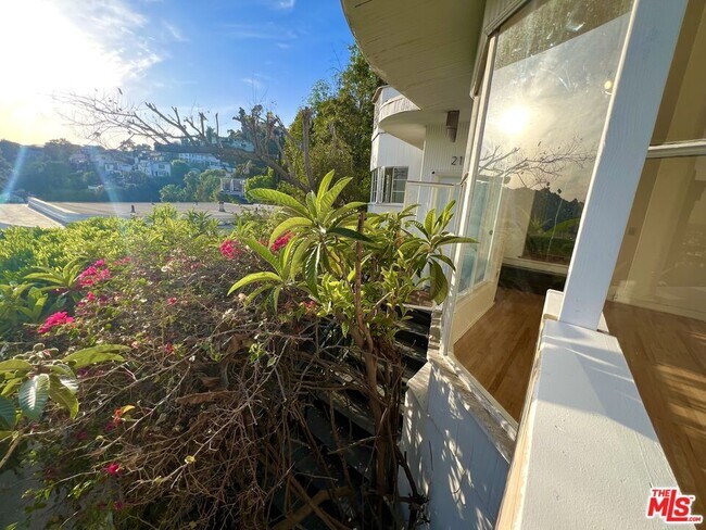 Foto del edificio - 2185 BROADVIEW Ter