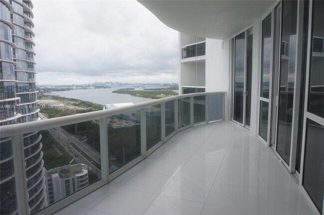 Foto del edificio - 15811 Collins Ave