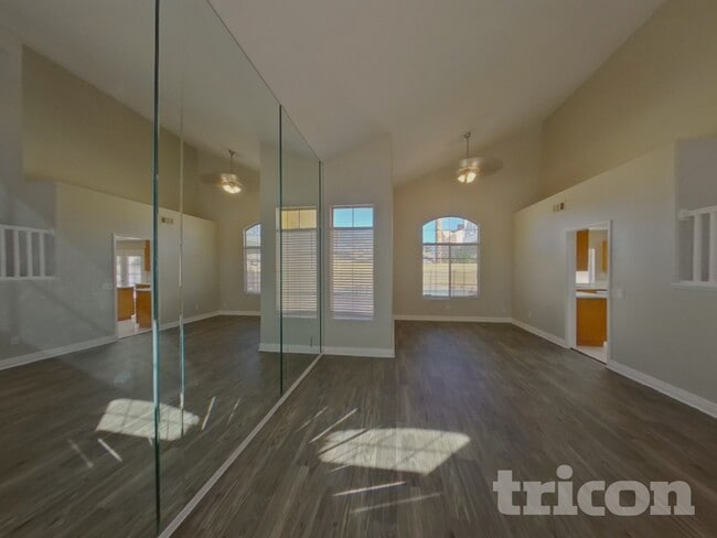 Building Photo - 1584 Bright View Dr