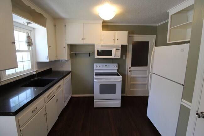 Building Photo - 2 Bedroom 1 Bath Home in Roeland Park