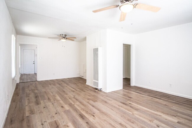 Foto del edificio - $950/month for updated 3-bedroom home. Don...