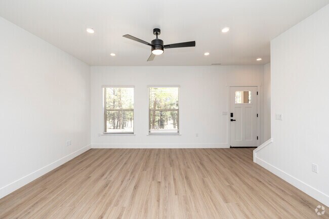3 habitaciones, 2.5 baños - 1,442 pies cuadrados - Sala de estar - Canyon Del Rio Village Apartments + Townhomes