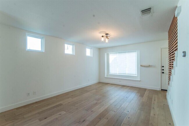 Foto del edificio - 1408 Cedar Ave
